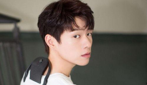 爱豆吃瓜娱乐酱黄明昊,爱豆吃瓜娱乐酱，揭秘娱乐圈幕后故事  第2张